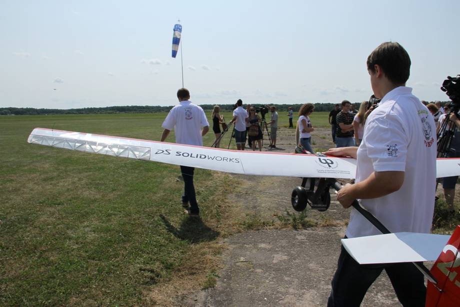Relacja z prezentacji samolotu zaprojektowanego przez studentów Wydziały Mechanicznego Politechniki Białostockiej.
